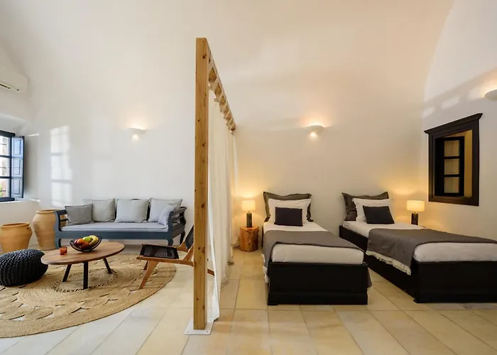 Firalia, Casa In Rock Suites