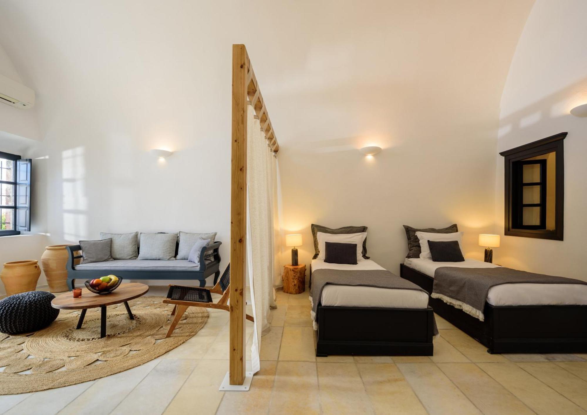 Firalia, Casa In Rock Suites