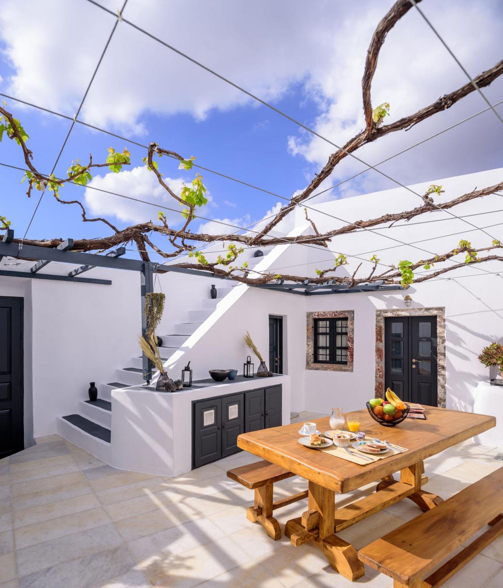 Firalia, Casa In Rock Suites *