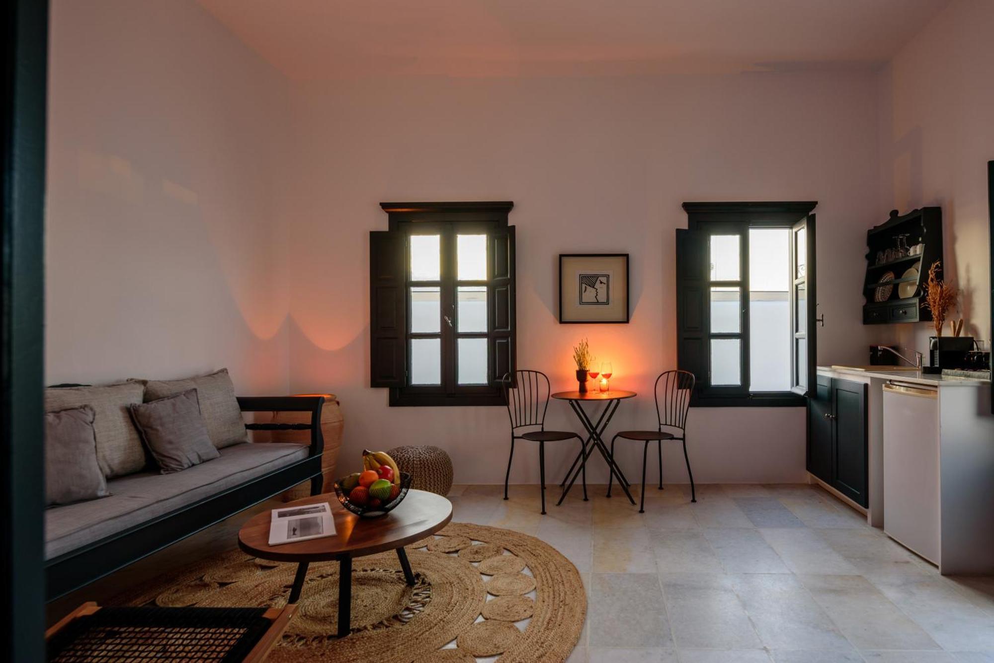 Firalia, Casa In Rock Suites Hotel